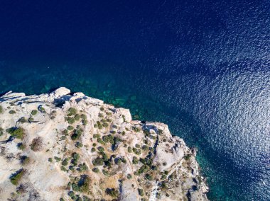 Akdeniz kayalıklarla havadan görünümü