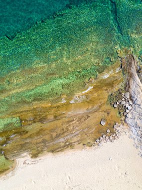 Kumlu plaj ve turkuaz havai çekim