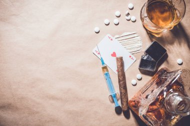 Ağır uyuşturucu ve alkol. Yakın çekim