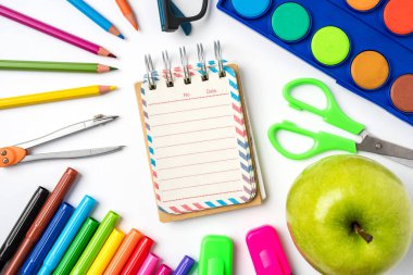 Beyaz arka planda okul kavramına geri dön