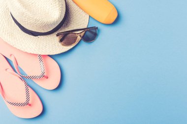 Mavi arka plan üzerinde plaj aksesuarları