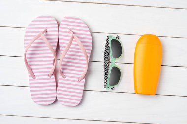 Beyaz ahşap masa üzerinde yaz aksesuarları