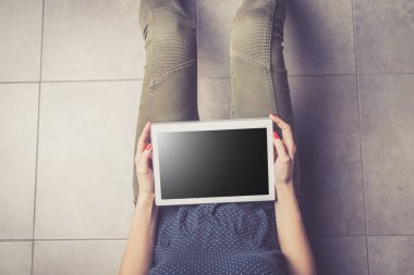 Modern dijital tablet kullanan genç kadın. Üstten Görünüm