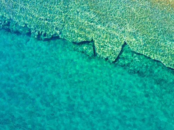 ターコイズ ブルーの地中海沿岸の航空写真 — ストック写真