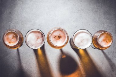 Bira gözlük gri taş zemin üzerine