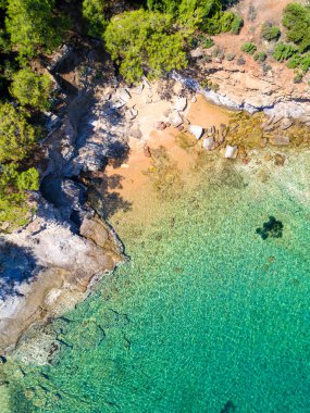 Kayalar ve açık turkuaz su kumlu plaj havadan görünümü