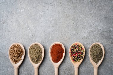 Taze ot ve baharat tahta kaşıklar üzerinde.