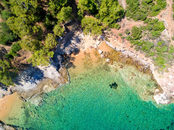 Widok Piaszczystej Plaży Skał Jasne Turkusowe Wody — Zdjęcie stockowe