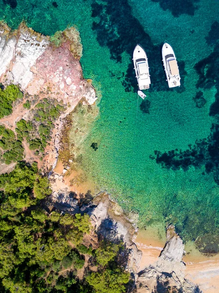 Légi Felvétel Homokos Strand Világos Türkizkék Víz Jachtok — Stock Fotó