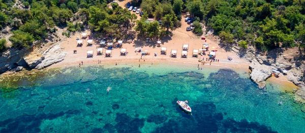 Vue Aérienne Plage Sable Avec Des Touristes Bronzants Une Mer — Photo