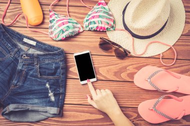 Yaz giyim üzerine ahşap masa