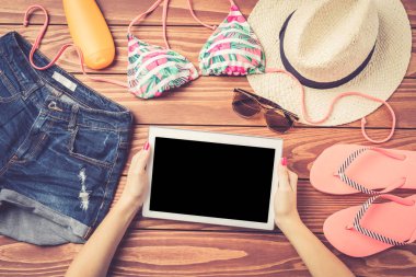 Yaz giyim üzerine ahşap masa