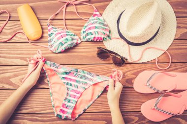 Yaz giyim üzerine ahşap masa