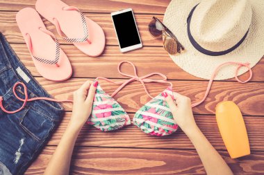 Yaz giyim üzerine ahşap masa