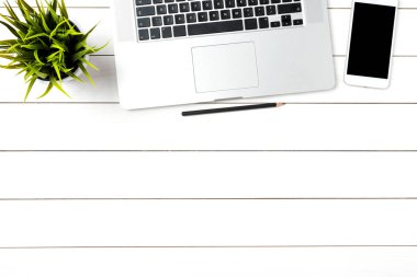 Beyaz ahşap ofis masaüstü laptop ve iş aksesuarlar ile. Üstten görünüm