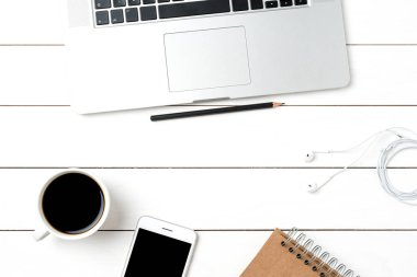 Beyaz ahşap ofis masaüstü laptop ve iş aksesuarlar ile. Üstten görünüm