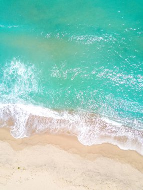 Kumsalın ve dalgalı okyanusun havadan görünüşü