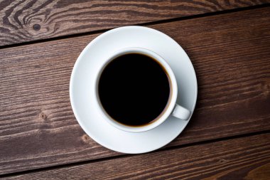 Eski ahşap masa kahve fincan. Yakın çekim