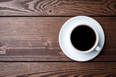 Eski ahşap masa kahve fincan. Yakın çekim