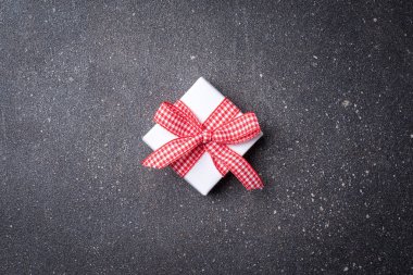 Küçük hediye kutusu gri taş zemin üzerine. Yakın çekim