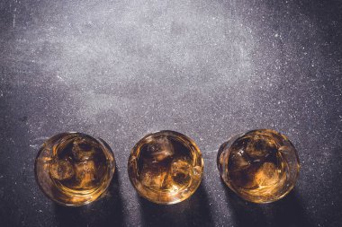 Viski bardağı buz küpleriyle taş zemin üzerine