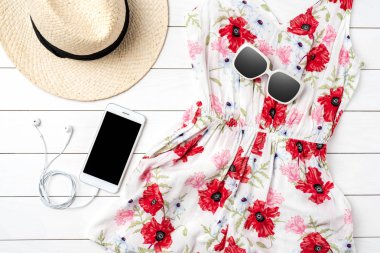 Kadın elbise Beyaz ahşap masa üzerinde çiçek desenli.