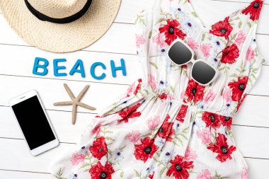 Kadın elbise Beyaz ahşap masa üzerinde çiçek desenli.