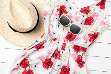 Kadın elbise Beyaz ahşap masa üzerinde çiçek desenli.