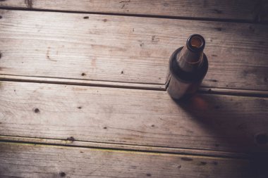 Bira şişesi üzerinde eski bir ahşap masa