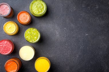 Bardak taze meyve suyu. Üstten görünüm