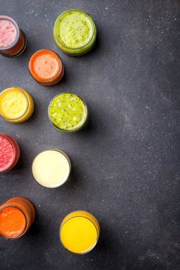 Bardak taze meyve suyu. Üstten görünüm