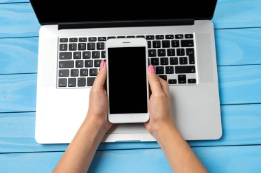 bir akıllı telefon kullanan kadın