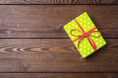 Noel hediye kutusu eski ahşap masa