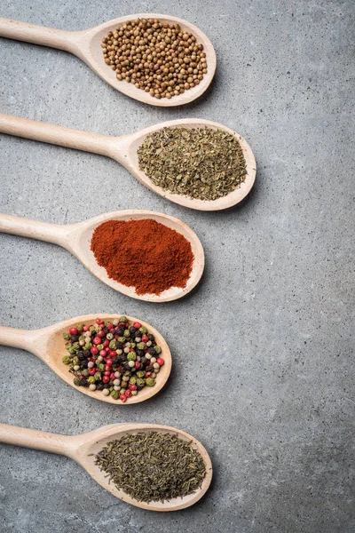 Frische Kräuter Und Gewürze Auf Holzlöffeln — Stockfoto