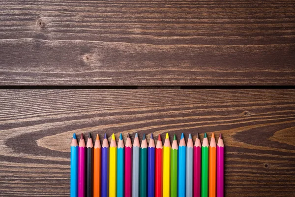 Creioane Colorate Masă Veche Din Lemn — Fotografie, imagine de stoc