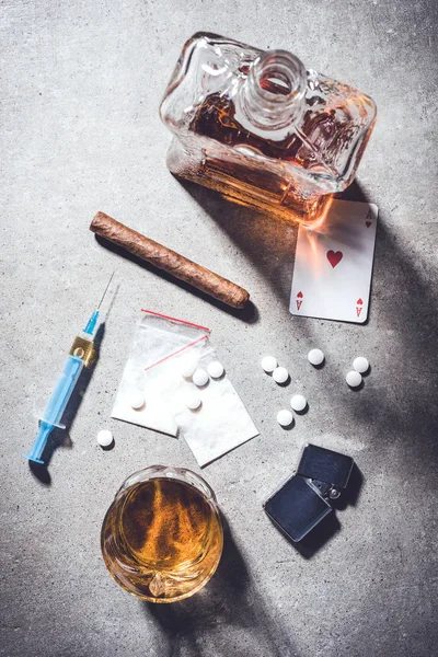 硬毒品和酒精在灰石桌上 顶部视图 — 图库照片
