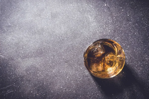 Viski cam taş zemin üzerine buz küpleri ile