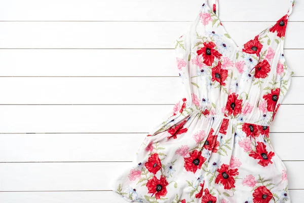 Vestido Mulher Com Padrão Floral Mesa Madeira Branca — Fotografia de Stock