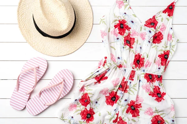 Kadın elbise Beyaz ahşap masa üzerinde çiçek desenli.