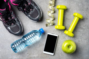 Gri taş zemin üzerine spor aksesuarları