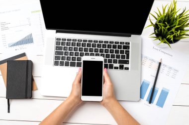 Modern ofis masaüstü iş kadını elleriyle. Yakın çekim