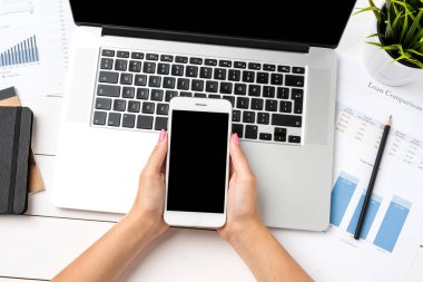 Modern ofis masaüstü iş kadını elleriyle. Yakın çekim
