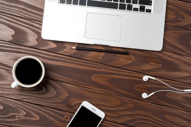 Koyu ahşap arka plan üstünde Laptop. Üstten görünüm