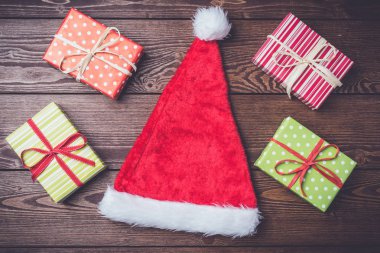 Noel Baba kırmızı şapka ile renkli hediye kutuları