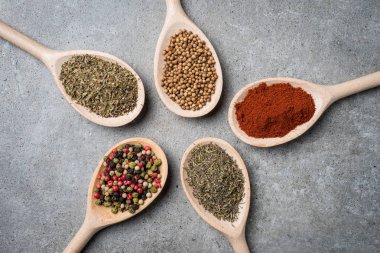 tahta kaşıklar üzerinde farklı baharatlar