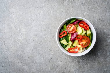 Taze sebze salatası. Üstten görünüm