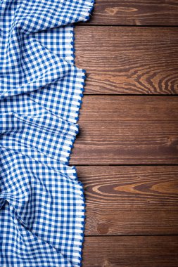 Eski ahşap masa mavi kareli masa örtüsü. Yakın çekim