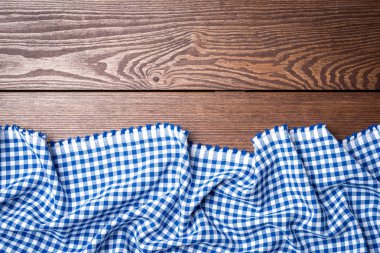 Eski ahşap masa mavi kareli masa örtüsü. Yakın çekim