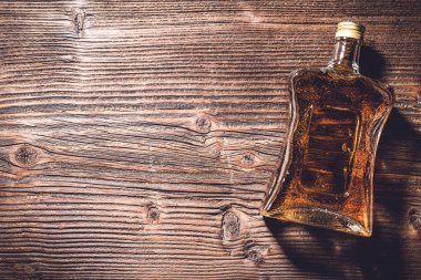 Şişe viski ahşap masa üzerinde. Yakın çekim