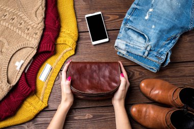 Ahşap masa üzerinde kış işgal kadın. Yakın çekim